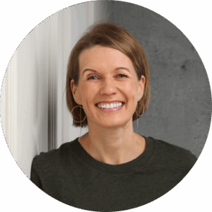 Portrait von Maren Pannen, Frau mit kurzen mittelblonden Haaren die gerade in die Kamera lächelt