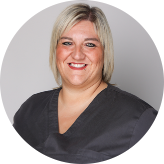 Portrait Frau mittleren Alers mit blonden Haaren, kinnlang